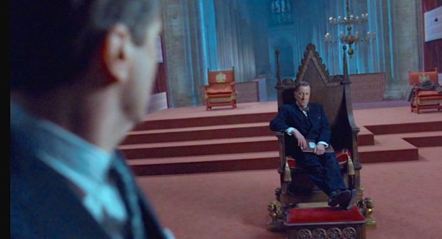 Lionel neemt uitdagend plaats op de troon die slechts voor vorsten is bestemd. 