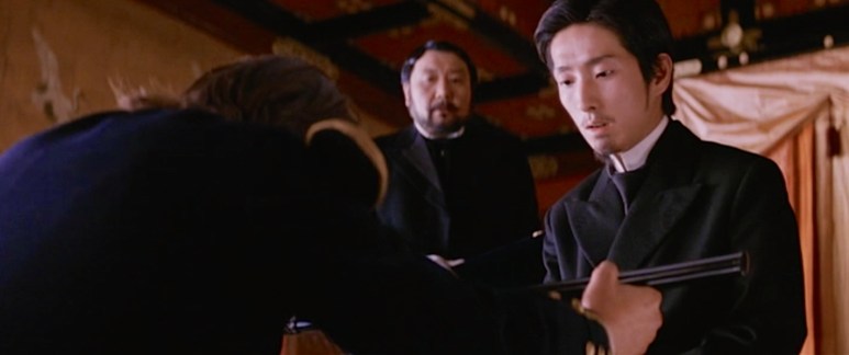 Keizer Meiji neemt het zwaard van de laatste samoerai in ontvangst.