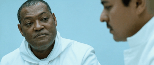 Chefkok Edward (Laurence Fishburne) geeft de keukenhulp Miquel feedback. 