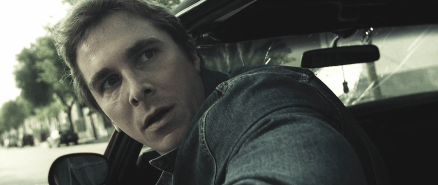  De hoofdpersoon uit The Machinist (Christian Bale) ziet vanuit de auto het drama dat hij net heeft veroorzaakt. 