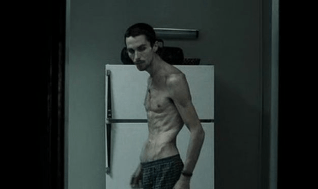 Christian Bale in de film The Machinist, fysiek en mentaal gesloopt door schuld