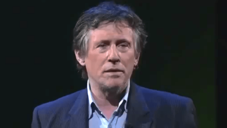 Gabriel Byrne tijdens zijn Keynote speech over de technologische uitdagingen van de toekomst.